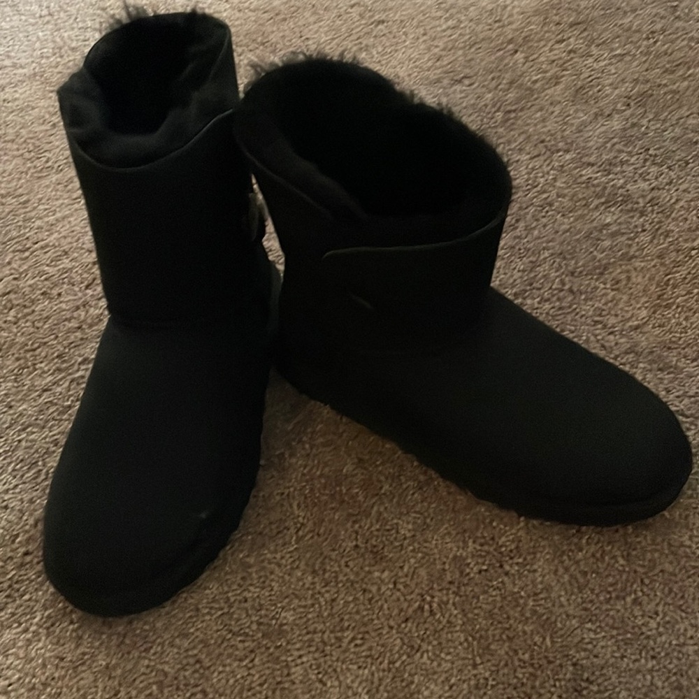 BRAND NEW NEVER WORN BAILEY BUTTON UGGS